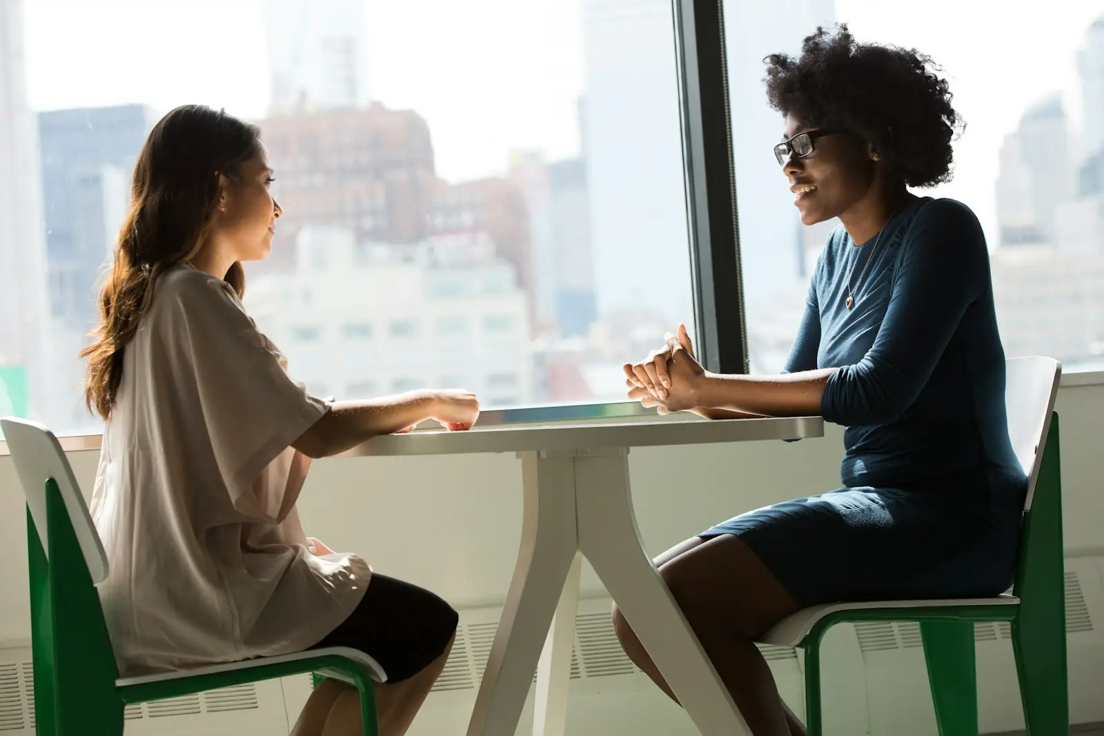 Atendimento presencial: duas pessoas conversando à mesa