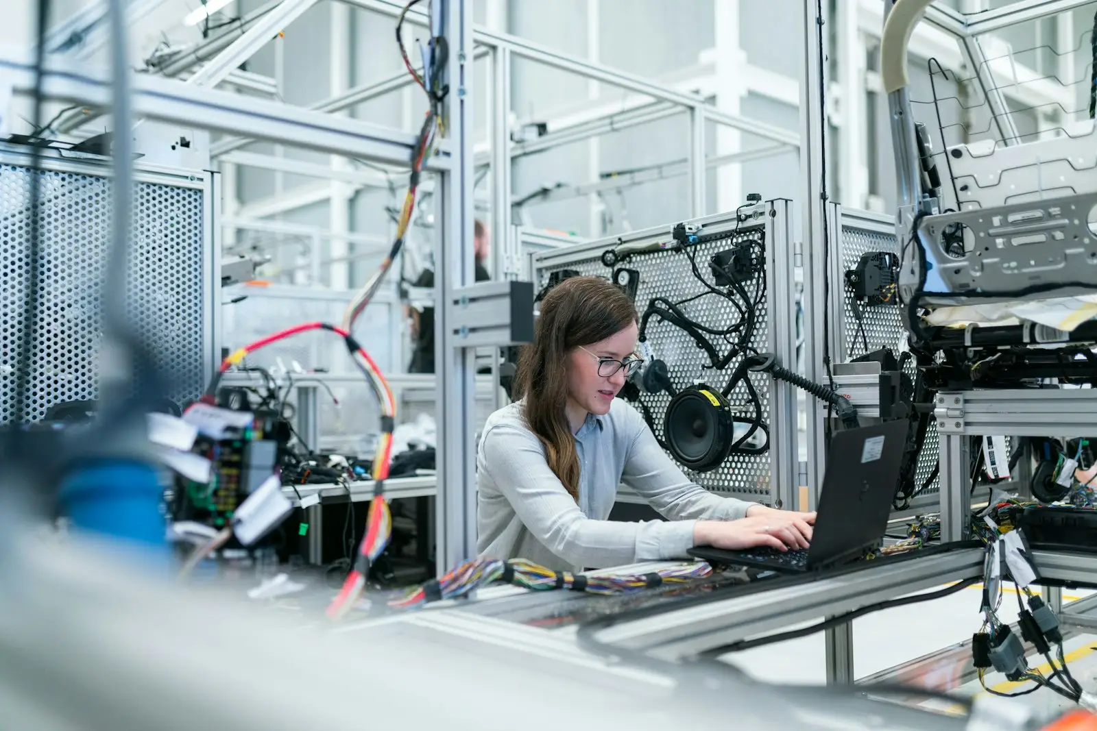 Engenheira de segurança do trabalho analisando o ambiente com notebook